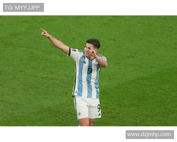 阿尔瓦雷斯崛起成为足球新星，打破纪录助力球队走向辉煌